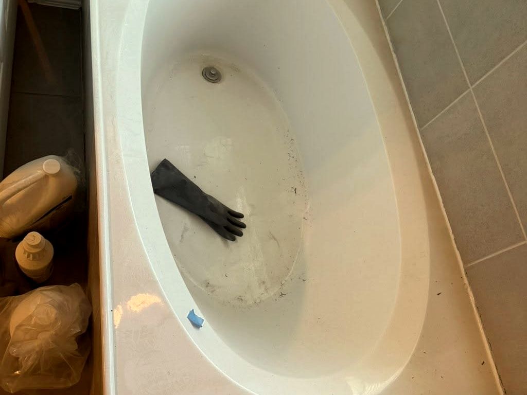 Bathtub before Sage Essence non-toxic cleaning in Austin, TX